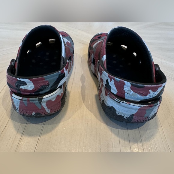 Crocs Unisex-Child Classic Red/Black/Grey/White Camo Clog - Size C10 - Picture 12 of 16